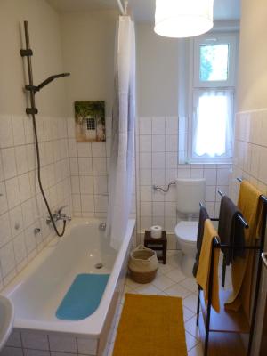 Bad mit Wanne und Dusche